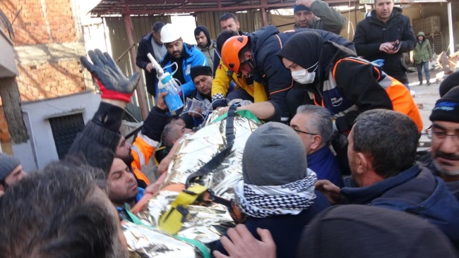 Depremin 4'üncü gününde anne kız enkazdan sağ kurtarıldı