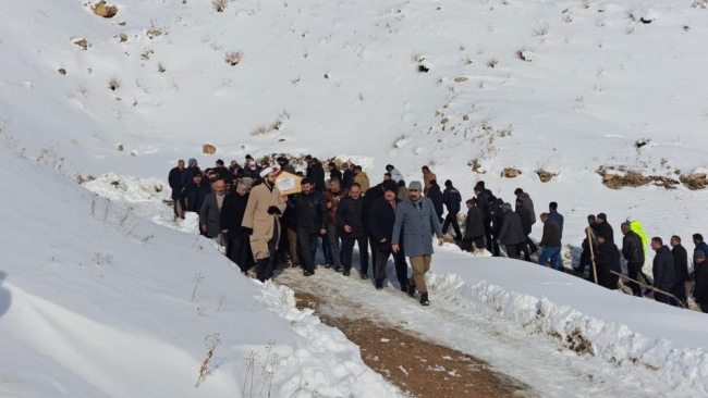 Depremde şehit olan polis memuruna acı veda