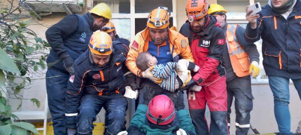 Depremden 79 saat sonra 2 yaşındaki Mehmet sağ kurtarıldı