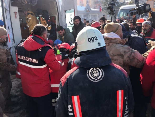 Mucize gerçekleşti: 80. saatte enkaz altından çıkarıldı