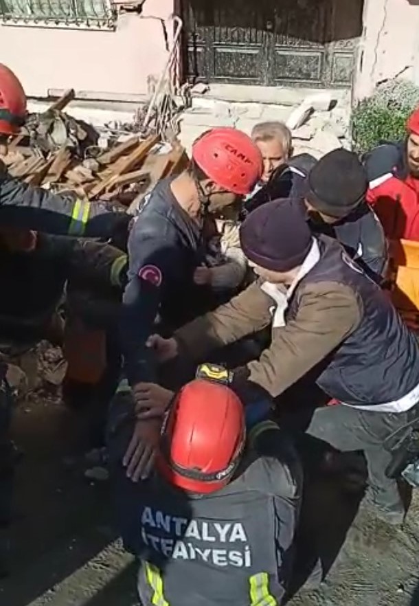 Depremin 81’inci saatinde küçük Rami de kurtarıldı