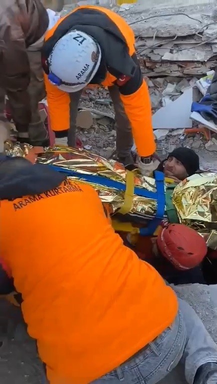 78 saatin sonunda enkazdan tekbirlerle kurtarıldı
