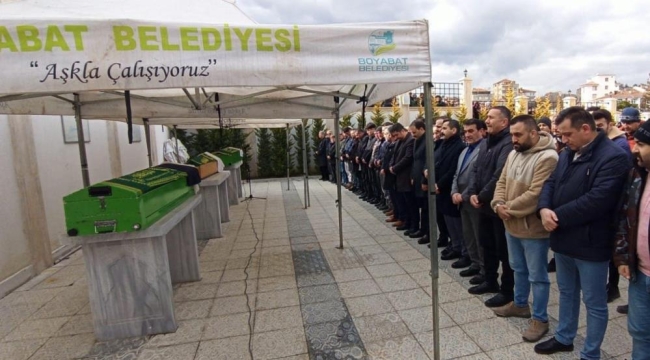 Depremde yaşamını yitiren Tepe ailesi Sinop'ta toprağa verildi