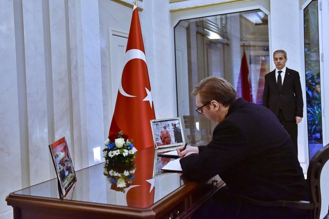 Sırbistan Cumhurbaşkanı Vucic, depremzedeler için taziye defterini imzaladı
