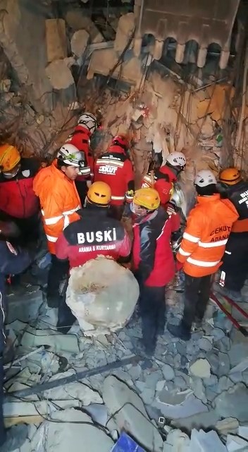 Bursa ekibi bir genci enkazdan kurtardı