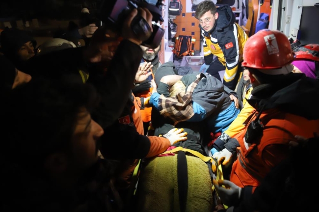 94 saat sonra enkaz altından yürüyerek çıktı!