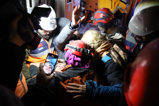 94 saat sonra enkaz altından yürüyerek çıktı!