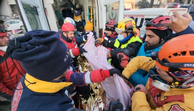 Kızından ümidi kesmişti: 100. saatte enkazdan çıkarıldı