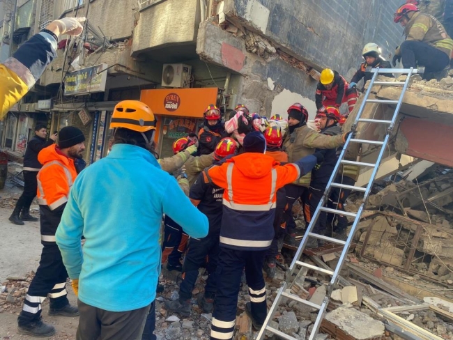 102 saat sonra... Baba ve kız göçük altından kurtarıldı