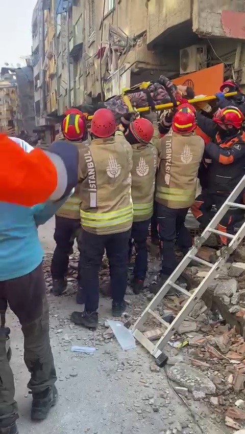 102 saat sonra... Baba ve kız göçük altından kurtarıldı