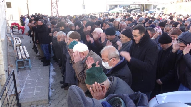 Depremde yaşamını yitiren Karamanlı genç hakim toprağa verildi