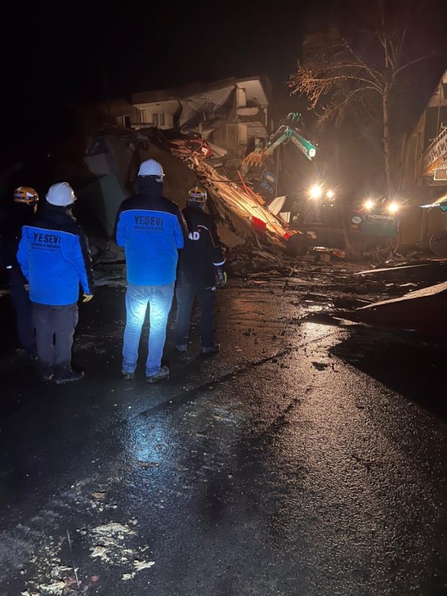 Öğrencisi ve öğretmeni enkaz altından birlikte sağ olarak çıkarıldı