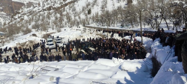 Depremde hayatını kaybeden Tunç ailesi Çukurca’da defnedildi