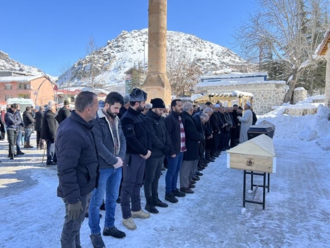 Depremde hayatını kaybeden Tunç ailesi Çukurca’da defnedildi
