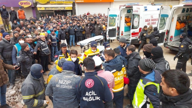 106 saat sonra 3 kişi sağ olarak kurtarıldı!