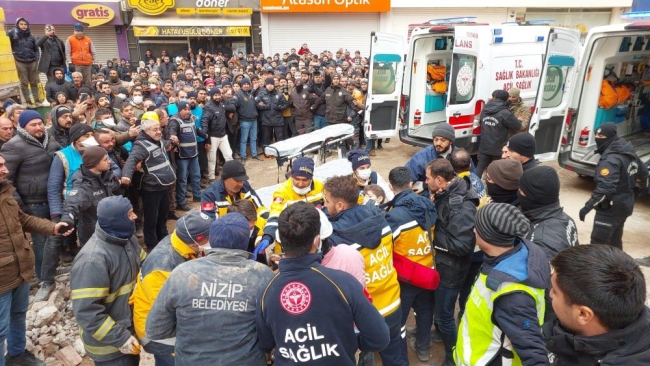106 saat sonra 3 kişi sağ olarak kurtarıldı!