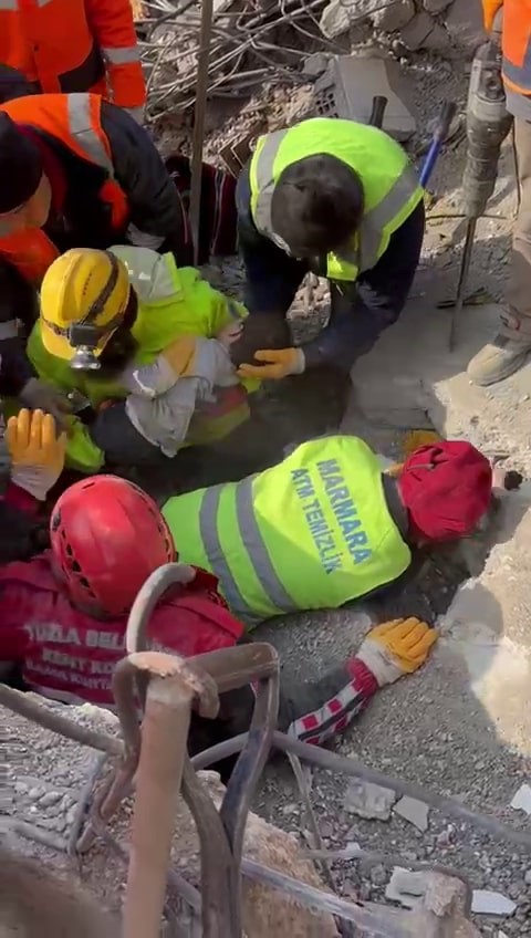 106 saat sonra gelen mucize: Anne ve bebeği sağ çıkartıldı