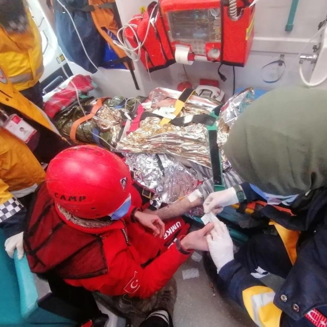 Emekli uzman çavuş 105'inci saatte enkazdan çıkartıldı