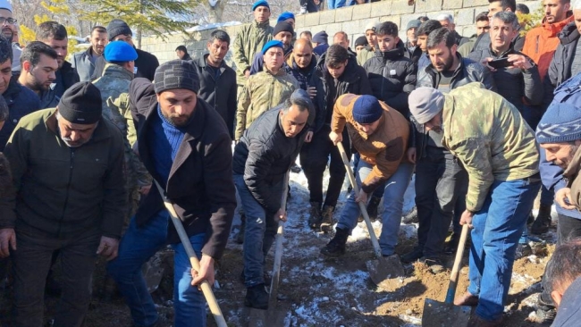 Depremde şehit düşen sözleşmeli er toprağa verildi