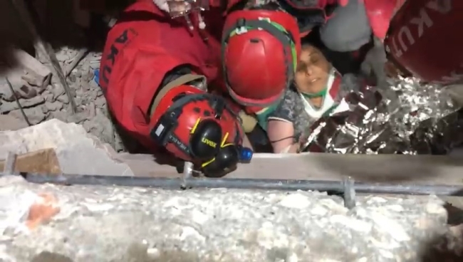 Anne oğul 2 saat arayla enkazdan kurtarıldı
