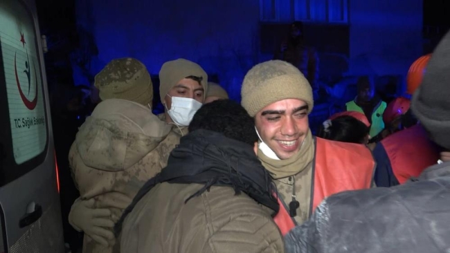 137 saat sonra enkaz altından çıkartıldı