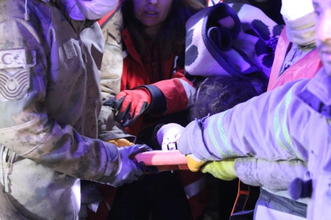 137 saat sonra enkaz altından çıkartıldı
