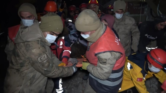137 saat sonra enkaz altından çıkartıldı