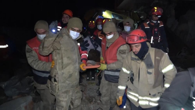 137 saat sonra enkaz altından çıkartıldı
