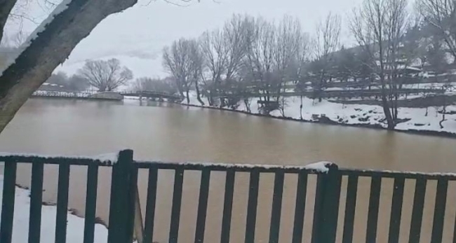Dünyanın en berrak göllerinden biriydi: Deprem sonrası çamur deryasına döndü