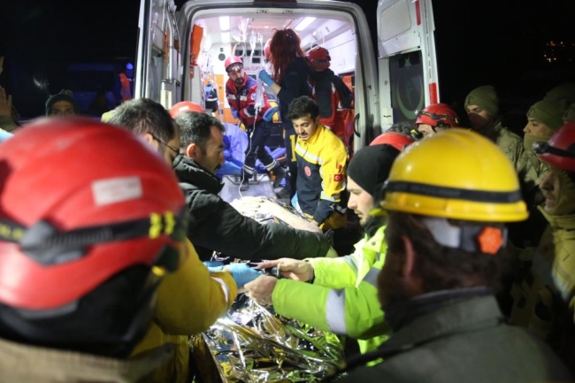 Depremin 6. gününde enkaz altından çıkarıldı, her soruya cevap verdi