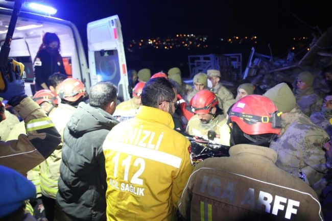 Depremin 6. gününde enkaz altından çıkarıldı, her soruya cevap verdi