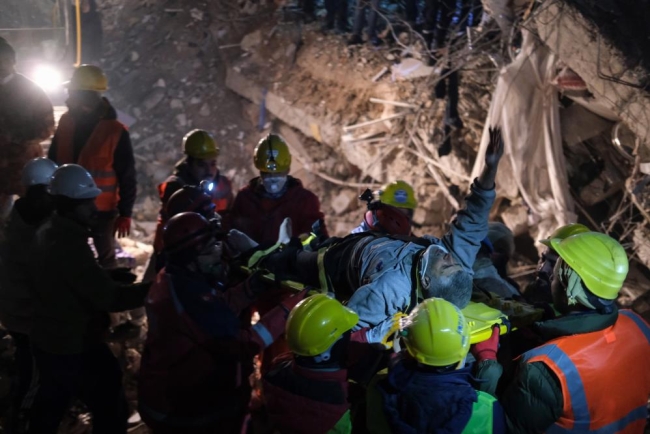 Yaşlı çift 138 saat sonra askerler tarafından sağ olarak kurtarıldı