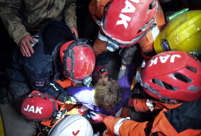 Yaşlı çift 138 saat sonra askerler tarafından sağ olarak kurtarıldı