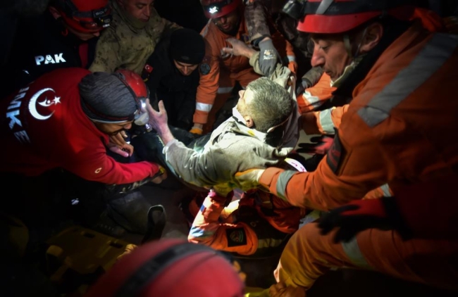 Yaşlı çift 138 saat sonra askerler tarafından sağ olarak kurtarıldı