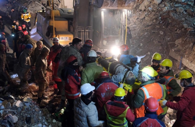 Yaşlı çift 138 saat sonra askerler tarafından sağ olarak kurtarıldı