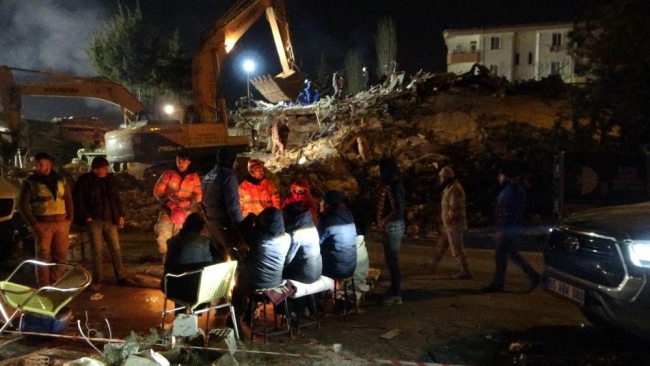 Umutlu bekleyiş depremin 6. gününde de sürüyor...
