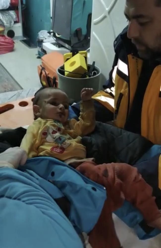 İnanılmaz kurtuluş: 7 aylık bebek 140 saat sonra enkazdan kurtarıldı!
