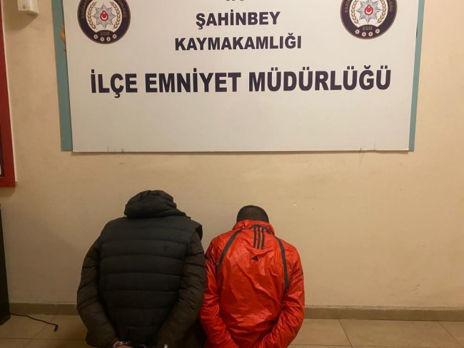 Kepenklerini araçla çarpıp kırdıkları iş yerini soydular