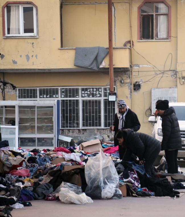 Yardım malzemelerini sokağa döktüler