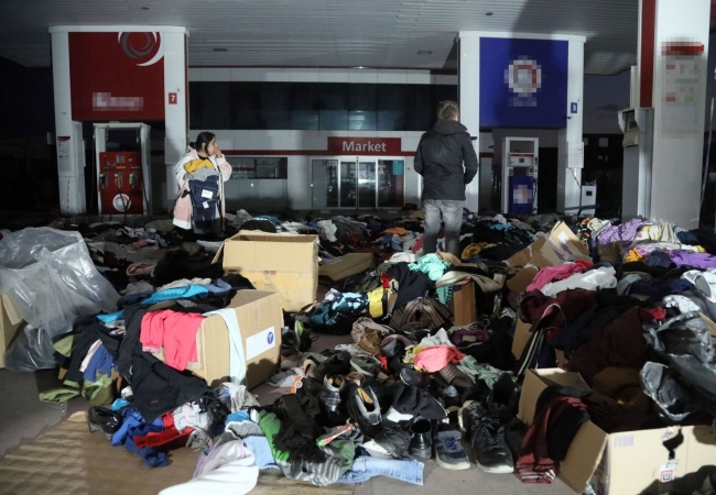 Yardım malzemelerini sokağa döktüler