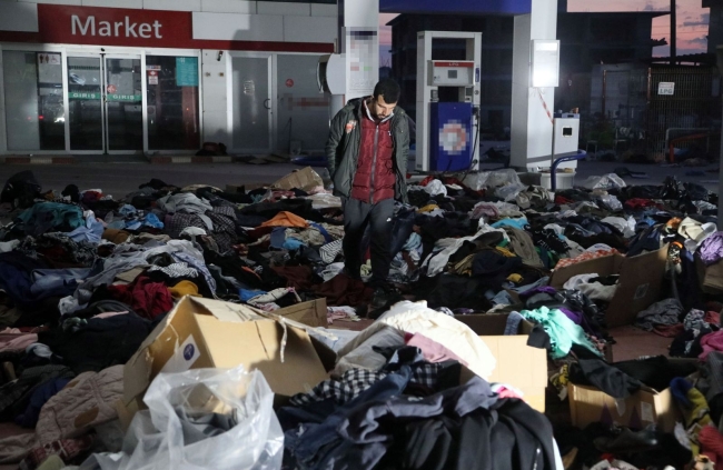 Yardım malzemelerini sokağa döktüler