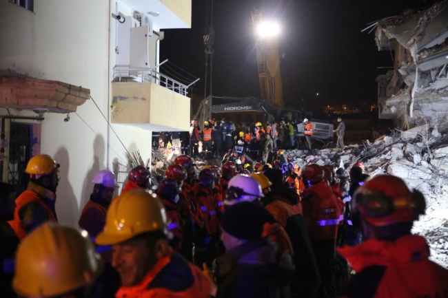 161'inci saatte bir mucize daha: 50 yaşındaki kadın kurtarıldı
