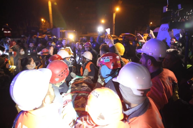 161'inci saatte bir mucize daha: 50 yaşındaki kadın kurtarıldı