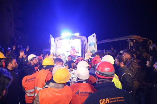 161'inci saatte bir mucize daha: 50 yaşındaki kadın kurtarıldı