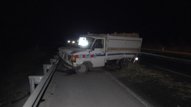 Servis minibüsü kamyonetle çarpıştı: 10 yaralı