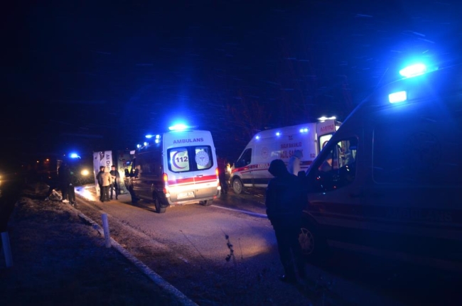 Yoldan çıkan yolcu otobüsü devrildi: Çok sayıda yaralı