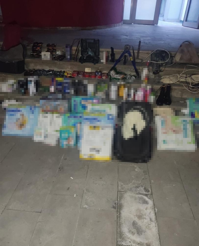 Depremzedelerin malzemesini çalan vicdansızlar tutuklandı
