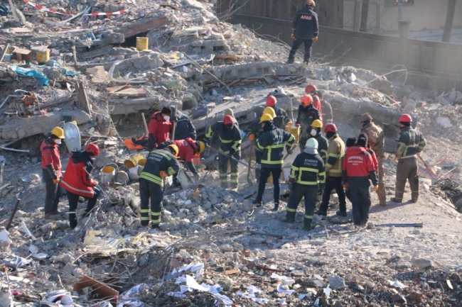 Enkaz çalışması 8'inci gününde de devam ediyor