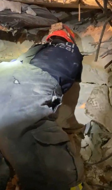 14 yaşındaki Burak, enkazdan açılan delikle kurtarıldı