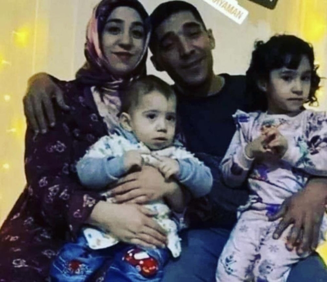 Enkazından çıkarılan Uzman Çavuş Yaman, eşi ve iki çocuğu toprağa verildi